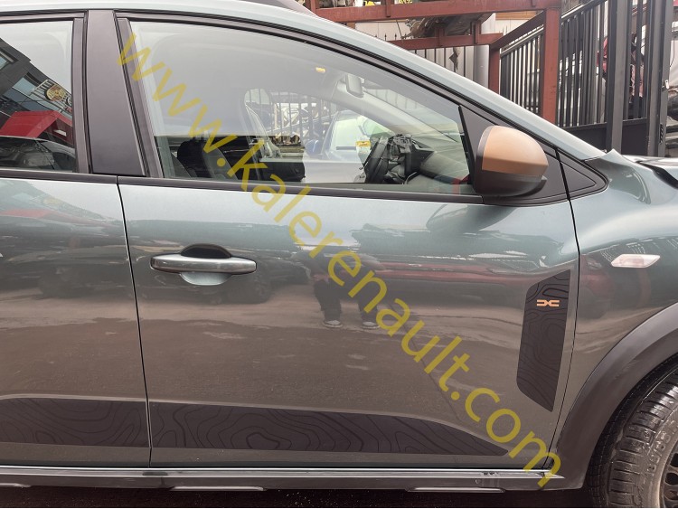 Dacia Sandero Stepway 3 Sağ Ön Kapı (Sedir Yeşil) 801003355R